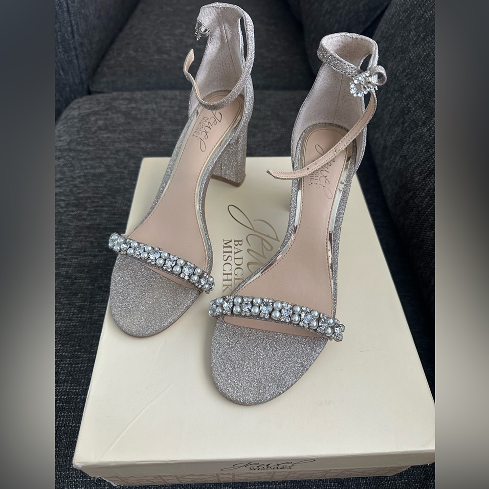 Jewel by Badgley Mischka gold glitter heels size 6.5